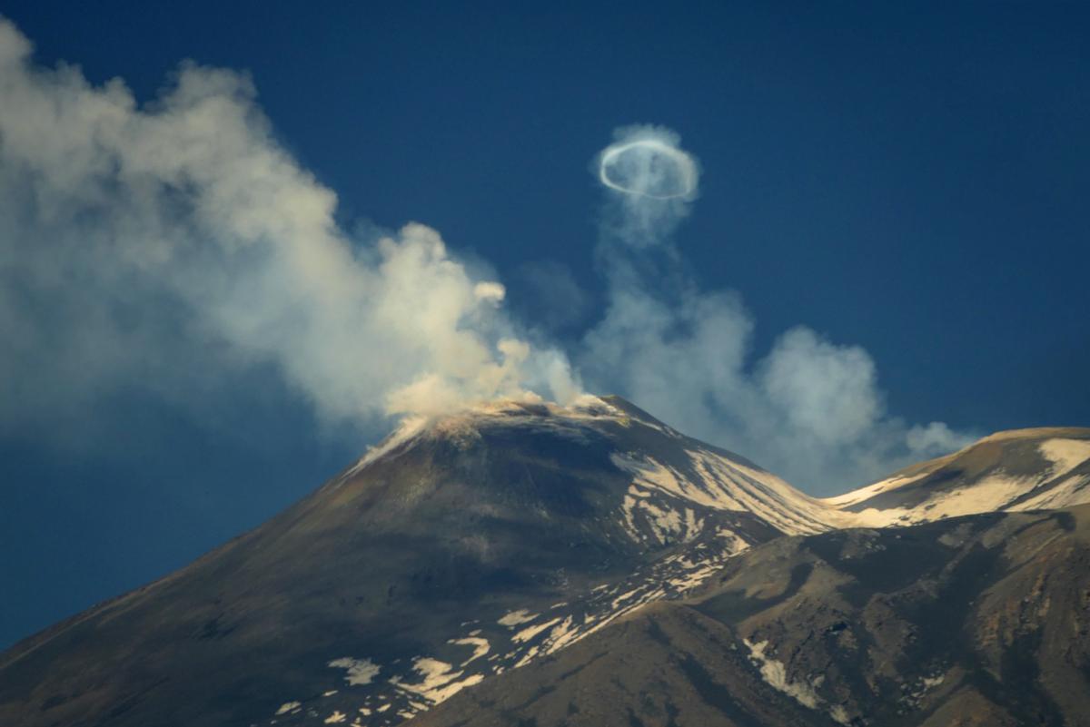 Los anillos del Etna. El volcán italiano Etna expulsa miles de anillos de gas a la atmósfera El fenómeno «extraordinario» se produce tras la apertura de una pequeña chimenea en la cima bajo la cual se acumula el magma