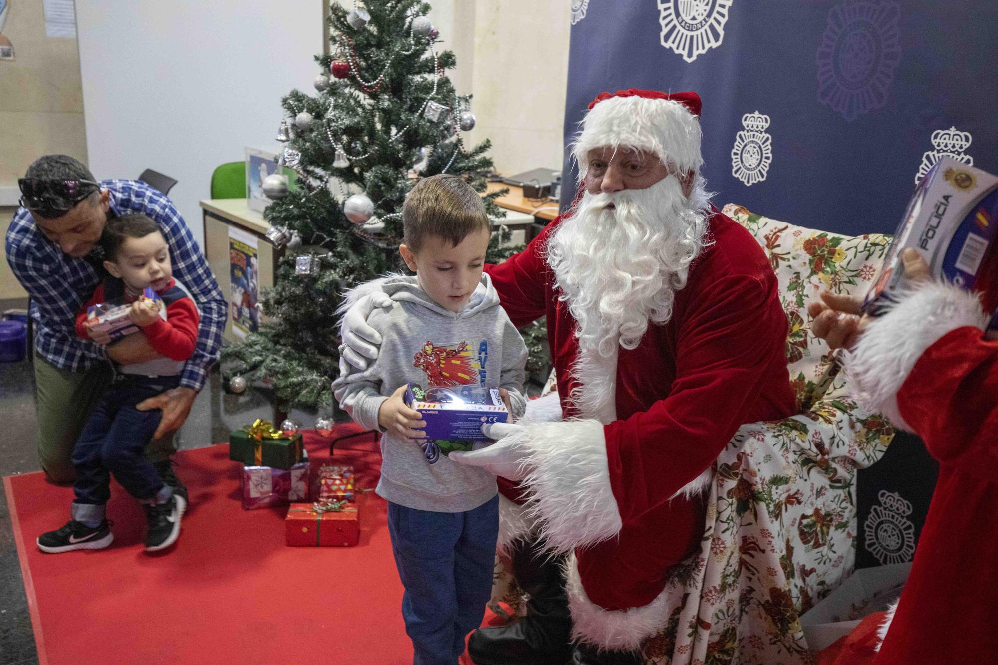 Papá Noel visita la Jefatura de Policía en Palma