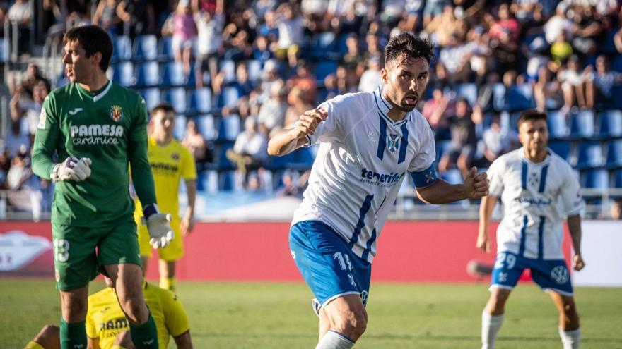 Enric Gallego, en una jugada del partido Tenerife-Villarreal B de ayer. | | ANDRÉS GUTIÉRREZ