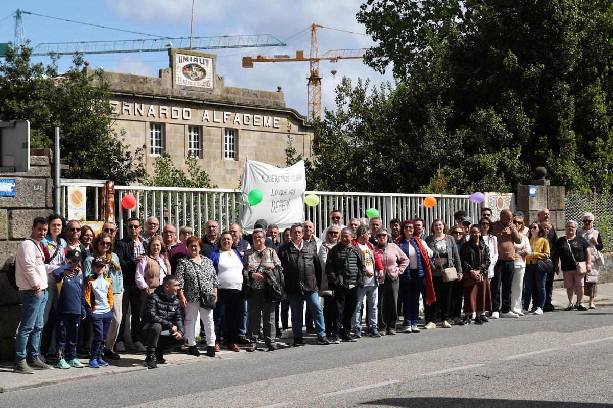Antiguos empleados y familiares ante la fábrica de la extinta conservera en Bouzas.