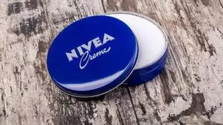 Una cuchara de café y Nivea: la solución antiedad que quita años en el rostro