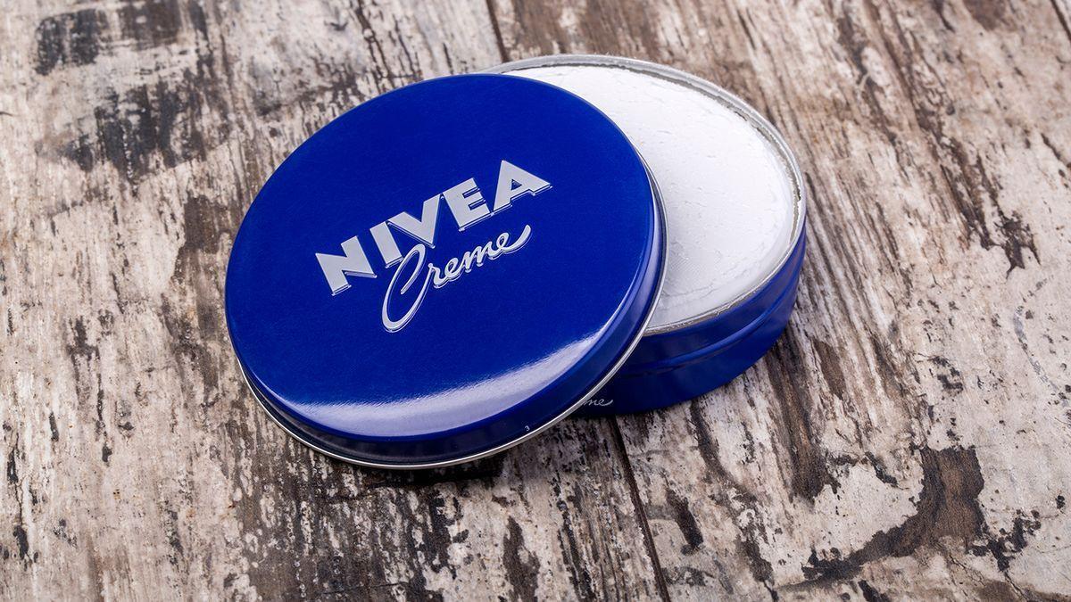 El desconocido uso de la crema de Nivea para parecer más joven