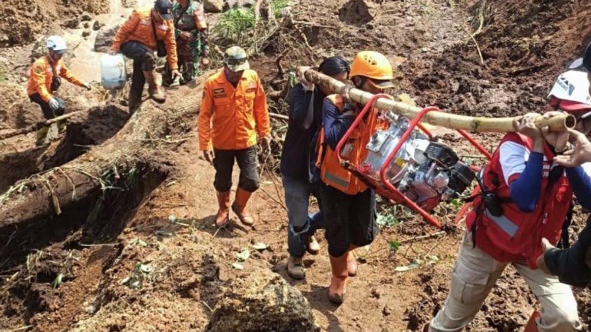 Equipo de rescate en Indonesia