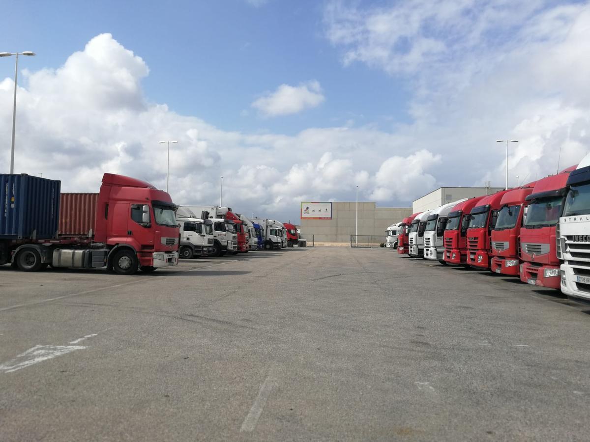 Foto de archivo de un párking de camiones.