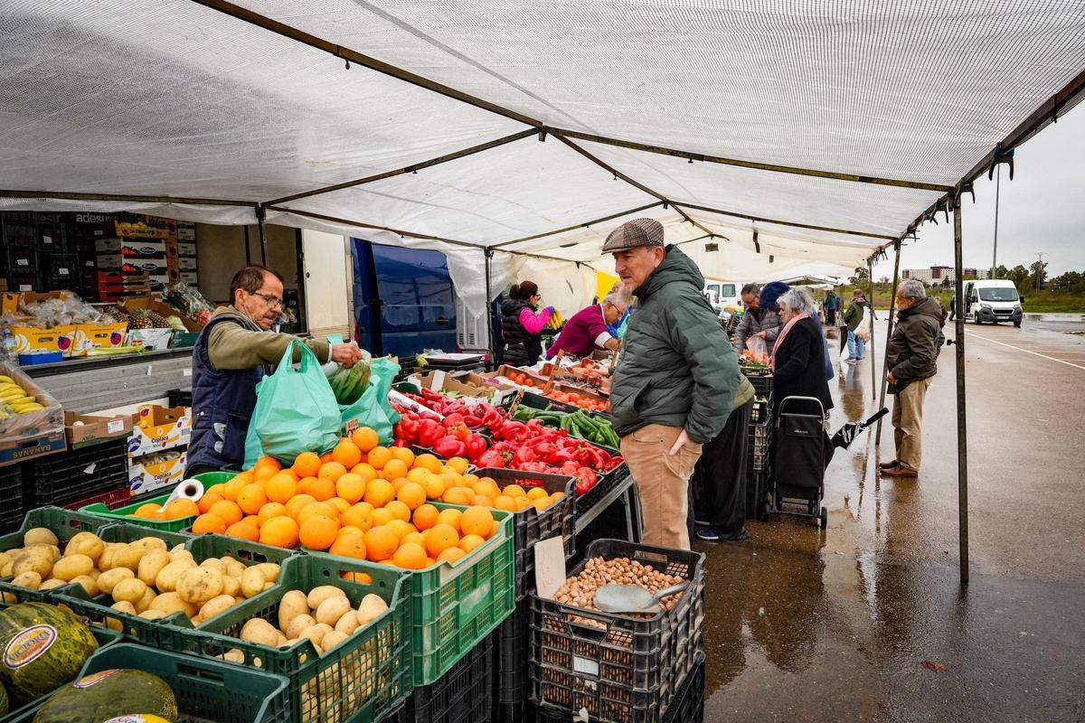 Algunos clientes continúan comprando a pesar de las condiciones adversas
