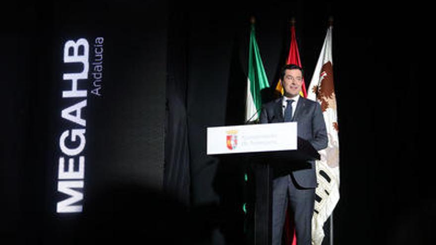 El presidente de la Junta de Andalucía, Juanma Moreno, durante la presentación del Puerto Seco en el Teatro Torcal.