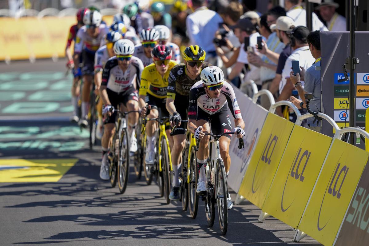 El pelotón ciclista a su paso por el Estadio Olímpico de Barcelona
