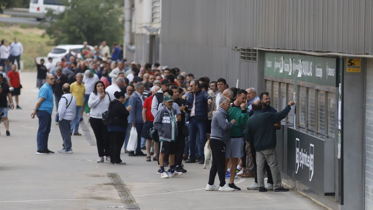 Cola este miércoles, 12 de junio, momentos antes de la apertura de las taquillas de EL Arcángel para la venta de las entradas de la final por el ascenso.