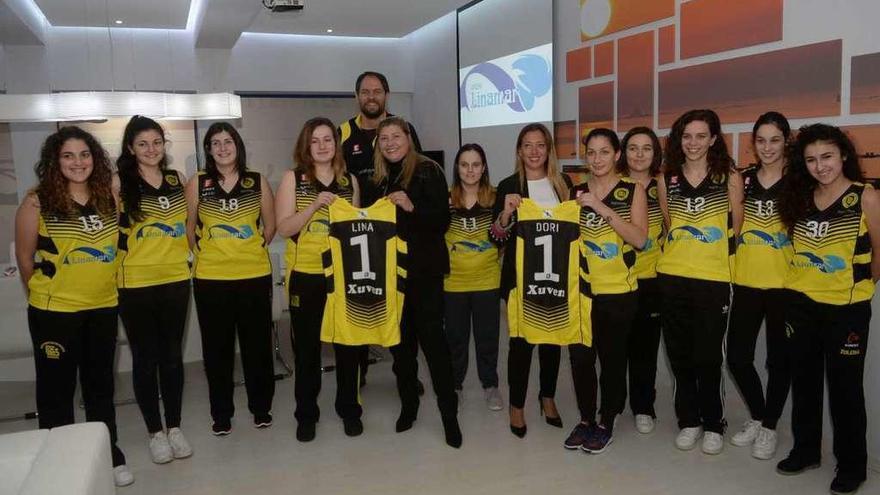 El equipo femenino del Xuven de Cambados visitó ayer a su patrocinador. // Noé Parga