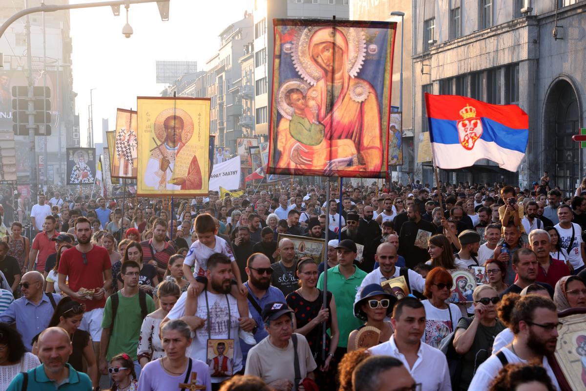Milers d’ortodoxos marxen contra l’LGBT Europride a Sèrbia