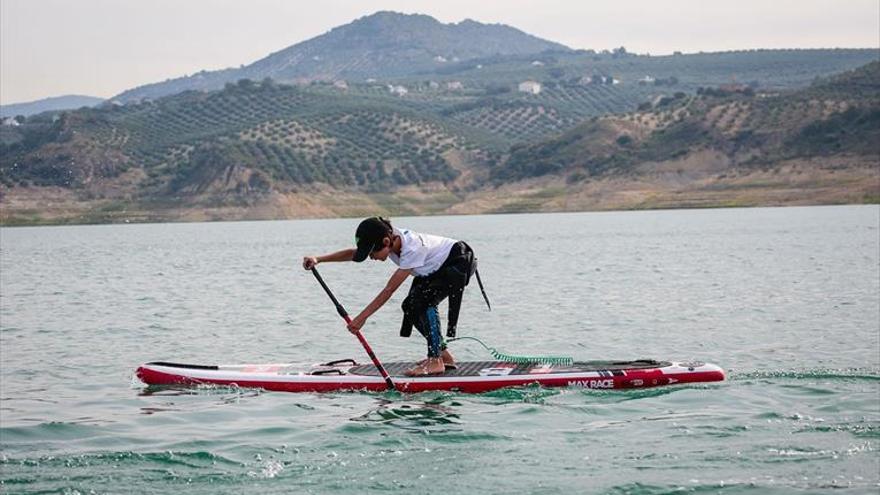 Las tablas de paddle surf llenan el lago de Iznájar