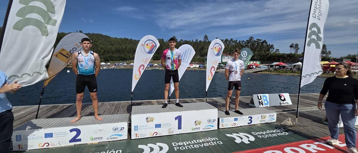 El deportista del Club de Mar Ría de Aldán Henrique Álvarez ganó la final A de K1.