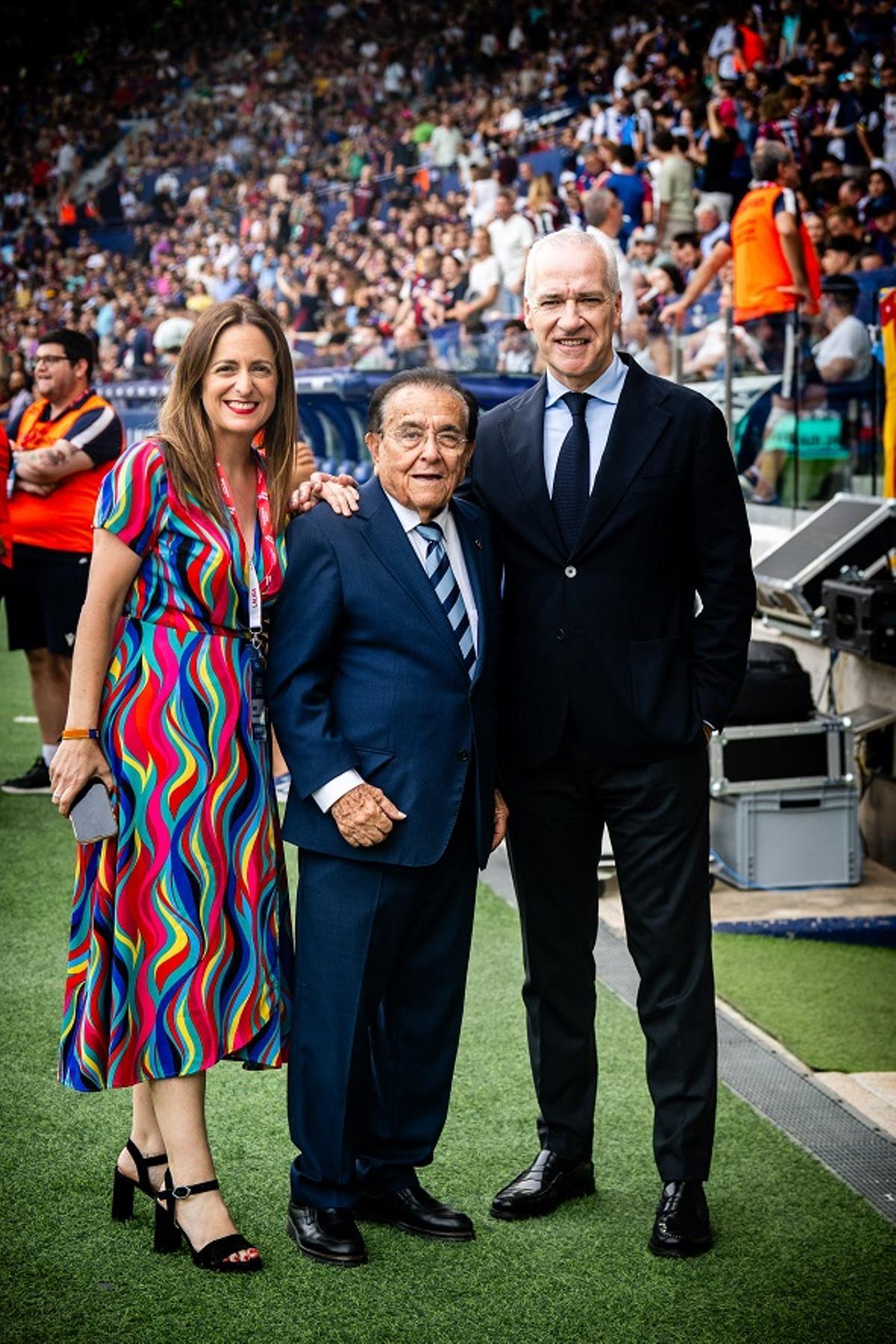 Puri Naya, con el presidente, Pablo Sánchez, y el presidente de honor, Francisco Fenollosa