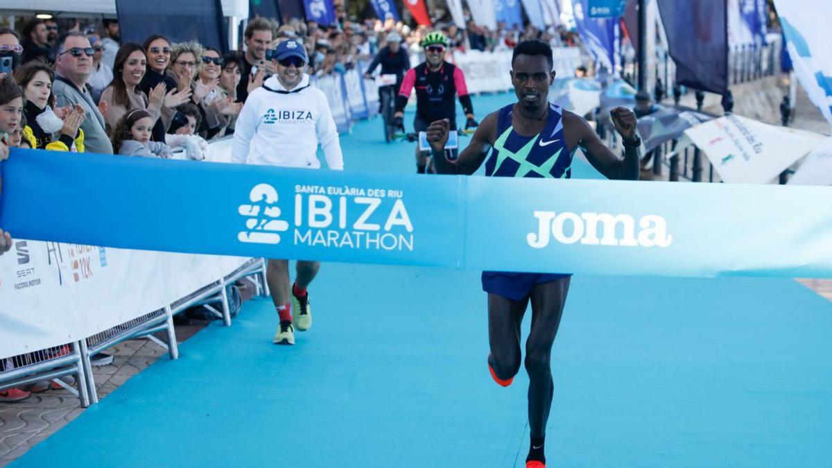 Eliud Kibet, vencedor de la Santa Eulària Ibiza Marathon 2022. | JUAN A. RIERA