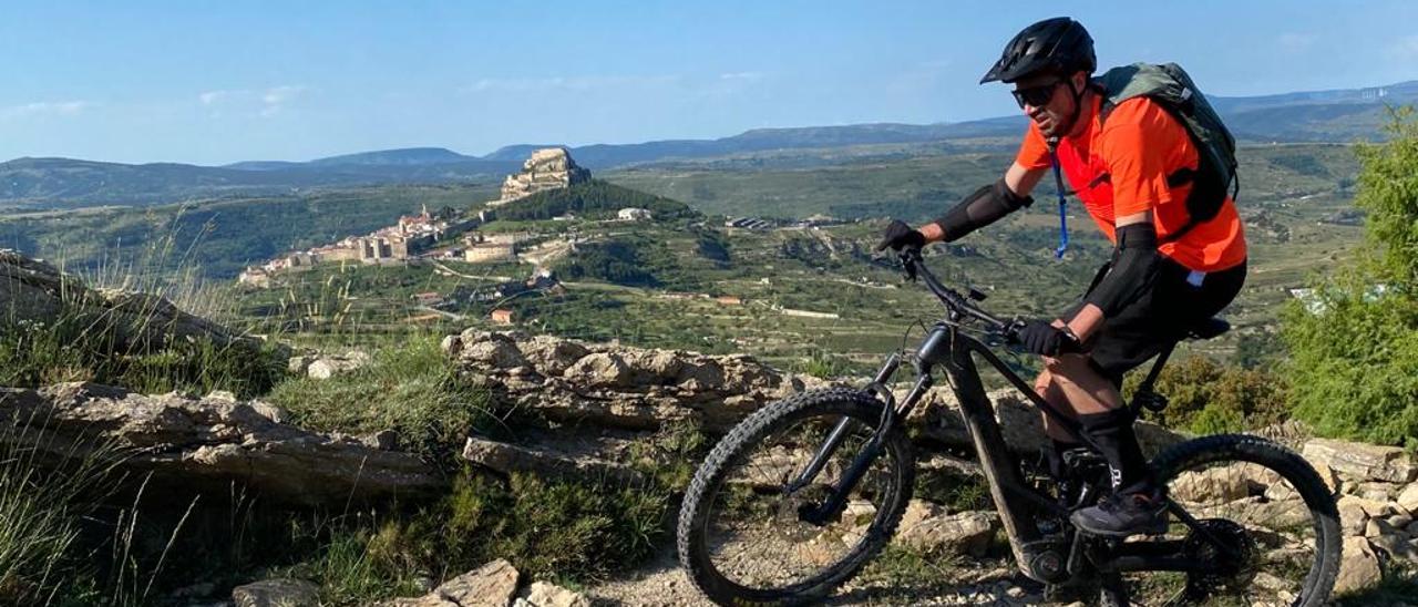 Un aficionado recorre con una bici eléctrica una senda de Morella.