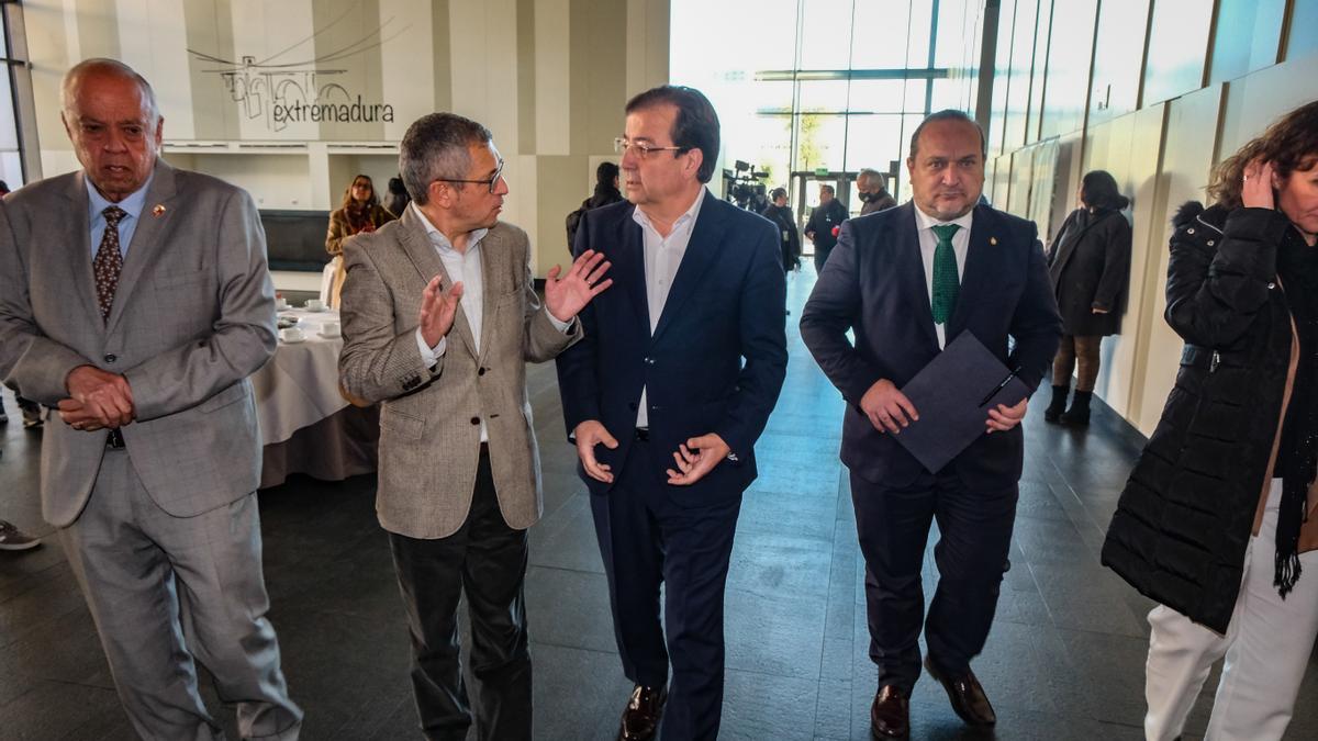 Morán, secretario de Estado de Medio Ambiente, con el presidente Vara y el concejal Coslado al inicio de la jornada.