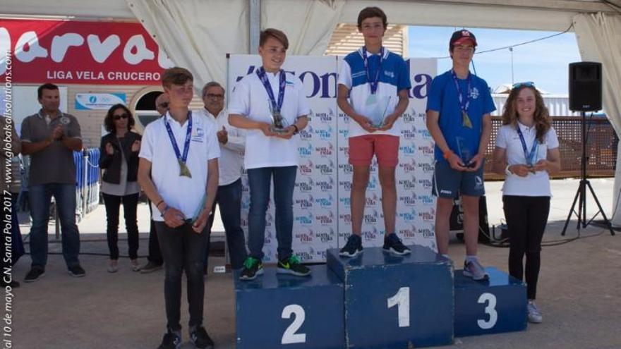 Antonio López y Claudia Adán, campeones autonómicos de Optimist en Santa Pola