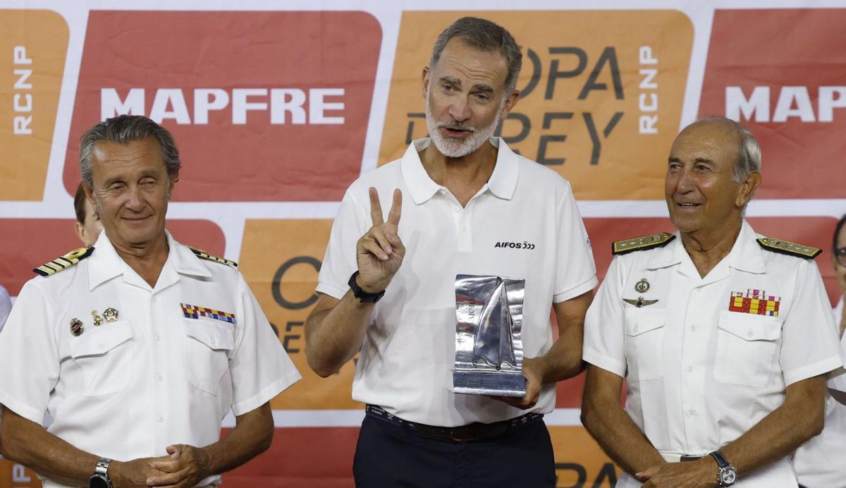 El Rey Felipe VI (c) recibe el trofeo de segundo clasificado de la clase ORC 1. | EFE