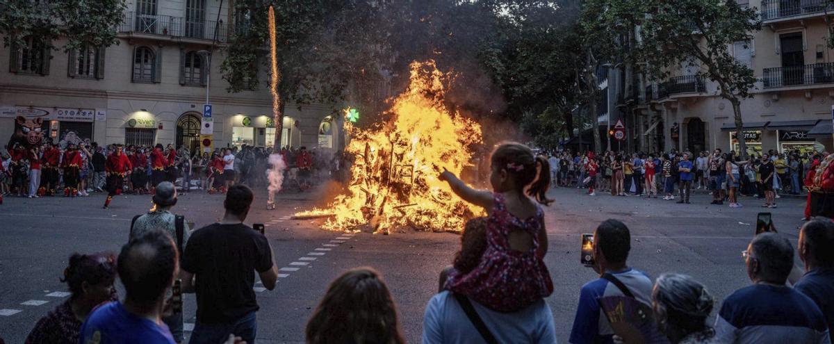 Foguera de Sant Joan a la cruïlla dels carrers de Floridablanca i d’Entença, ahir. | JORDI OTIX