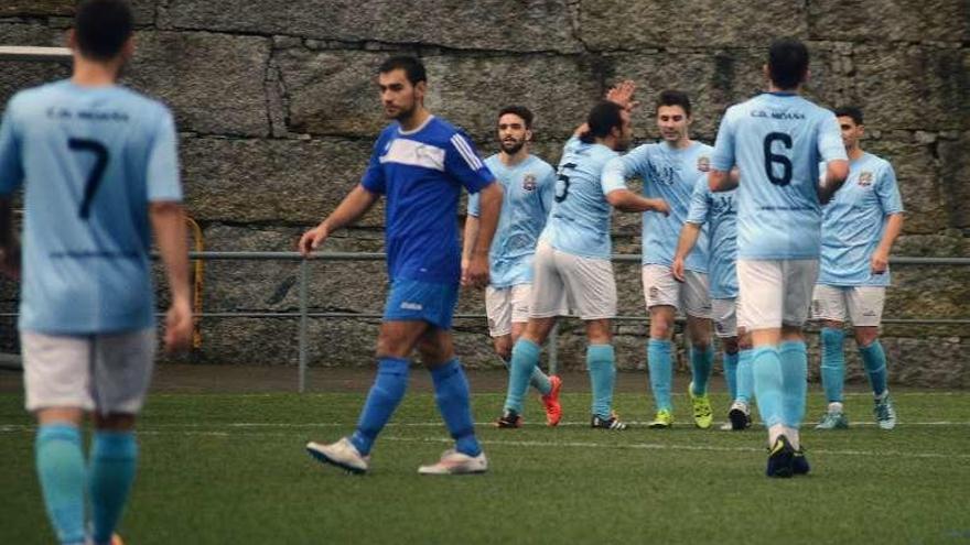 Los jugadores del Moaña celebran un gol ante el Dena. // Gonzalo Núñez