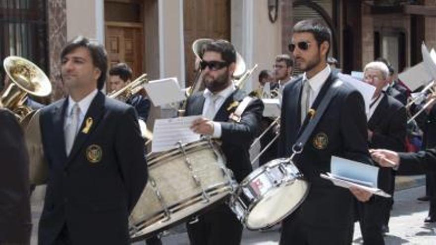 Protesta con lazos amarillos en la Sociedad Musical Sta. Cecilia de Cullera