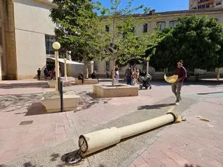 Susto por la caída de columnas en la plaza de los Juzgados de Alicante