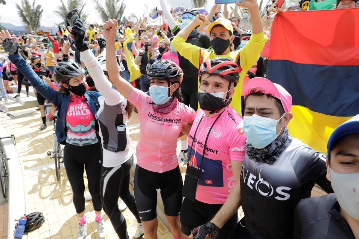 Colombianos celebran el triunfo de Bernal en Giro de Italia 2021