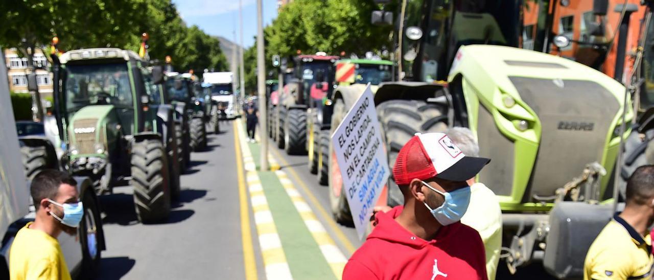 Protesta en Cartagena contra el recorte de agua por el acueducto . | IVÁN URQUÍZAR