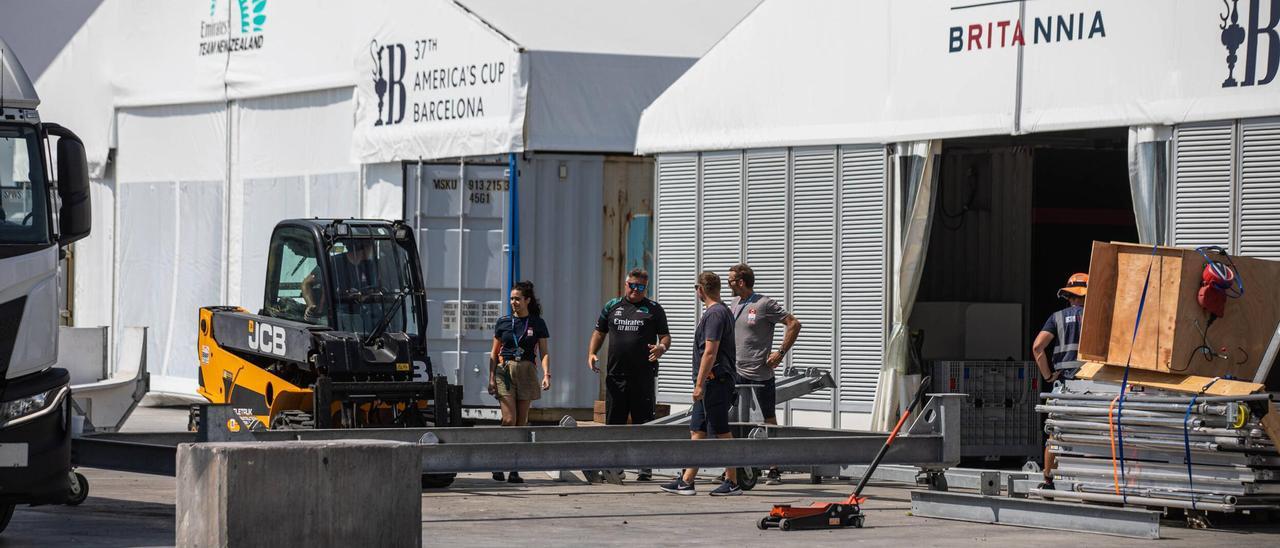 Dos de las carpas que servirán de base a los seis equipos de la Copa América de vela, del 14 al 17 de septiembre en las regatas preliminares de Vilanova i la Geltrú.