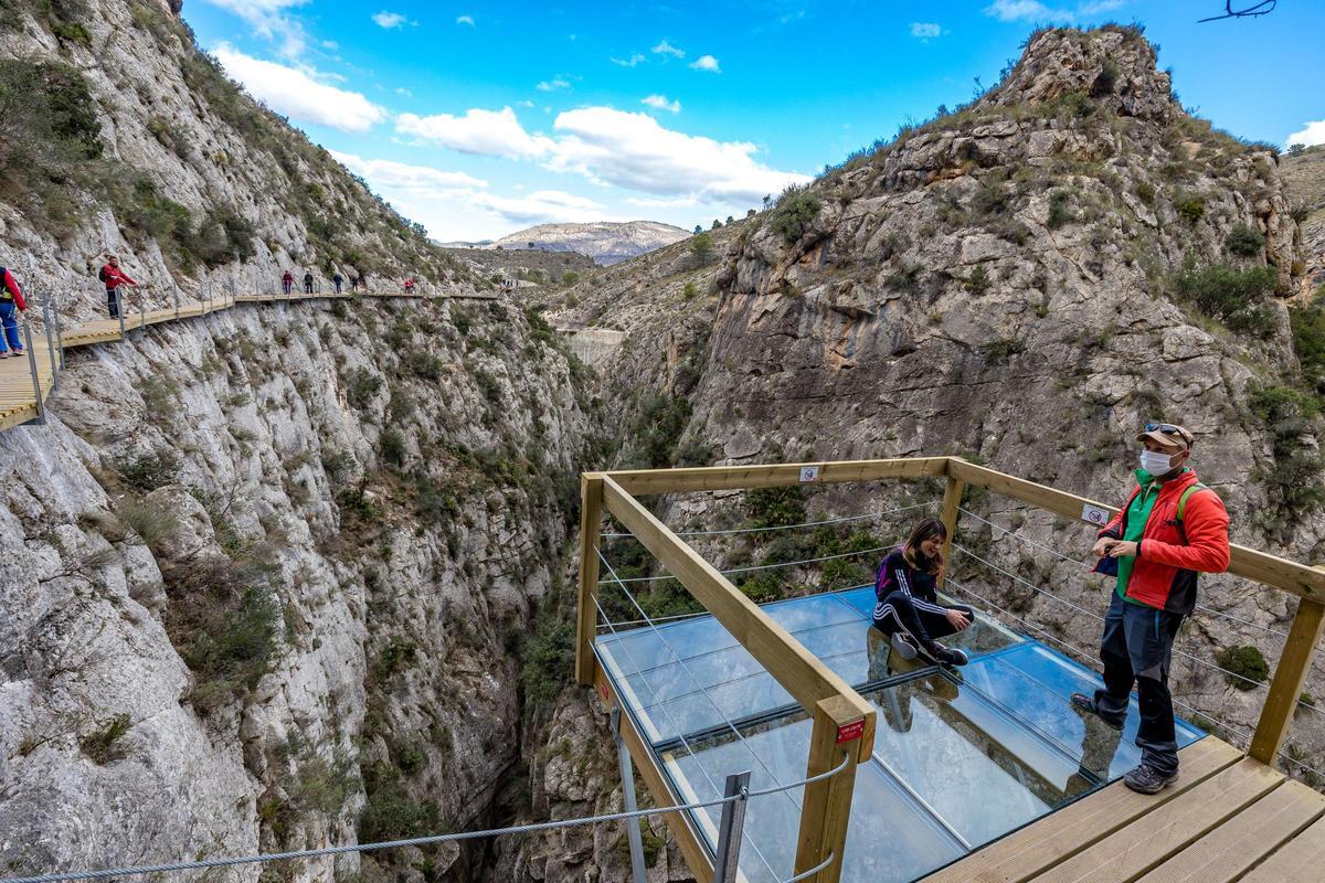 El mirador de cristal ubicado al final de la pasarela de Relleu desde donde partirá el nuevo tramo.