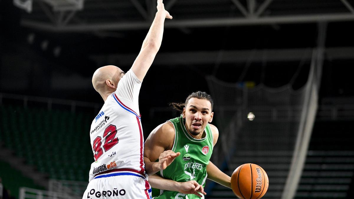 Royo (Clavijo) defiende a Matteo Strikker el pasado miércoles.
