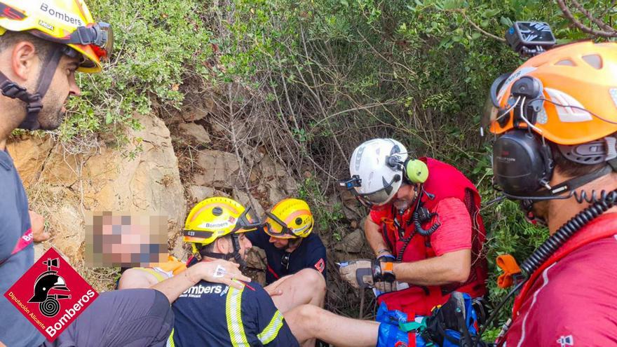 Rescatado en helicóptero tras caer a un hoyo y romperse el tobillo en el cabo San Antonio de Xàbia