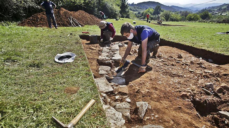 Los arqueólogos busquen mecenes pa la escavación de la villa romana de La Estaca