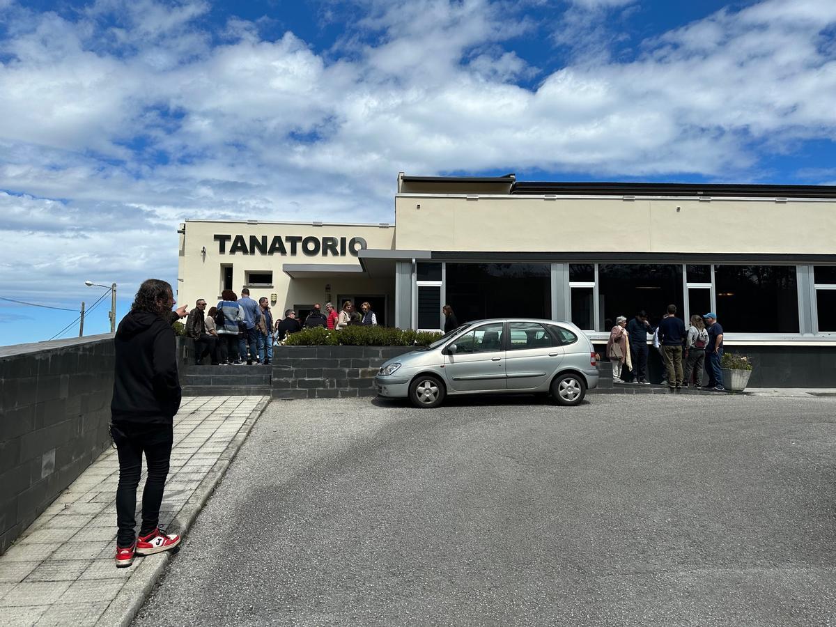 Personas esperando en la puerta del tanatorio, en Barcia.