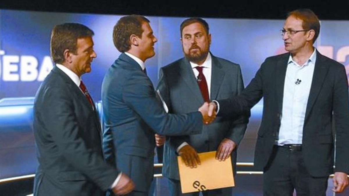 Albert Rivera y Joan Herrera se saludan en presencia de Alfons López Tena y Oriol Junqueras, antes de comenzar el debate.