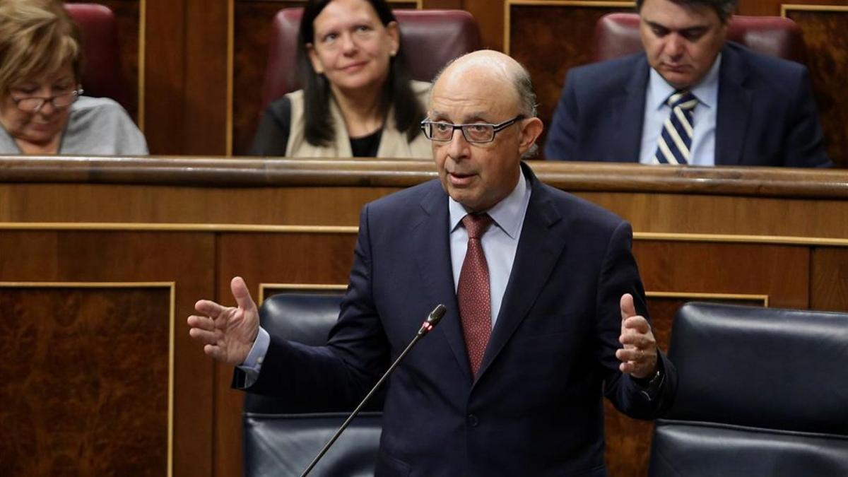 El ministro de Hacienda, Cristóbal Montoro, en el pleno del Congreso de los Diputados este miércoles.