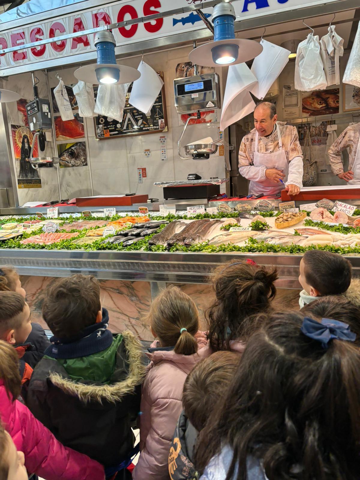 GALERÍA | Visita inesperada en el Mercado de Abastos: los niños de Infantil del Sagrado Corazón de Jesús