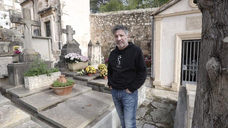 Alberto Vizcaíno, junto a la tumba familiar del cementerio de Génova, en  Palma.  | M. MIELNIEZUK