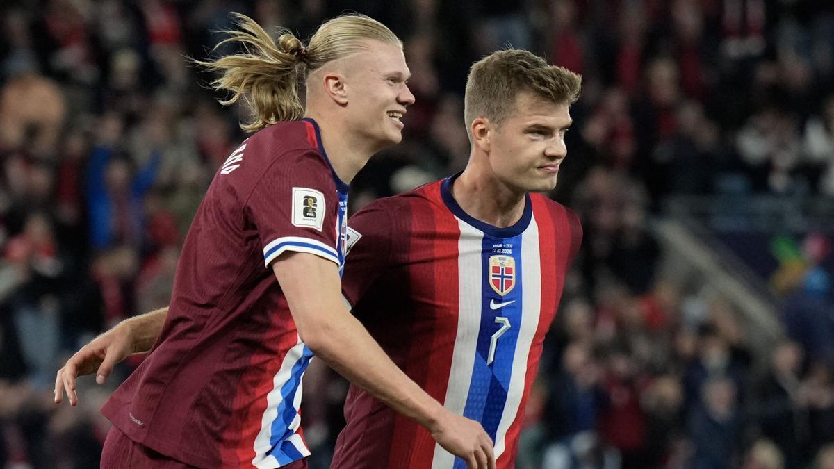Haaland y Sorloth, en el partido de este sábado contra Israel.