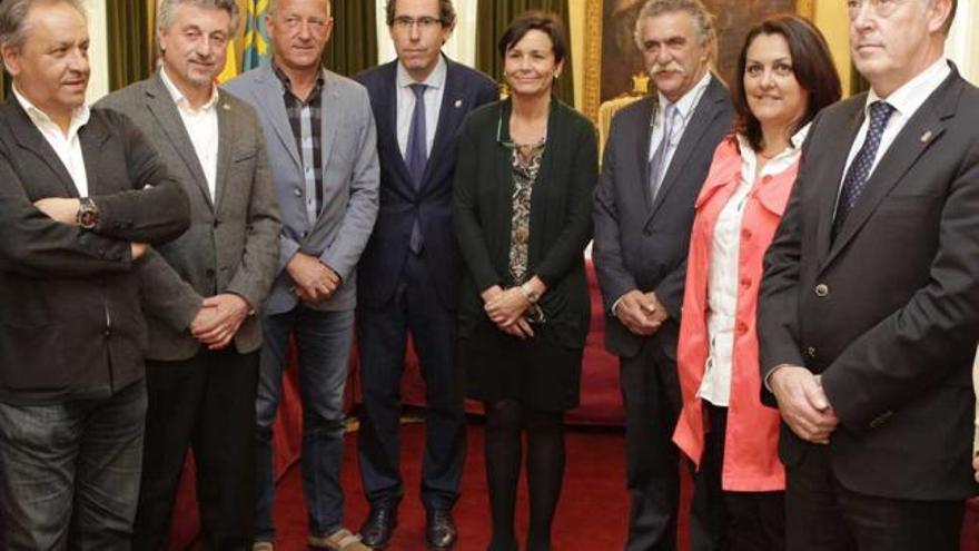 De izquierda a derecha, Muñiz, Rubiera, Felgueres, Couto, Moriyón, Vallejo, Rosario Fernández y Martínez Llosa, ayer, en el salón de recepciones del Ayuntamiento de Gijón.