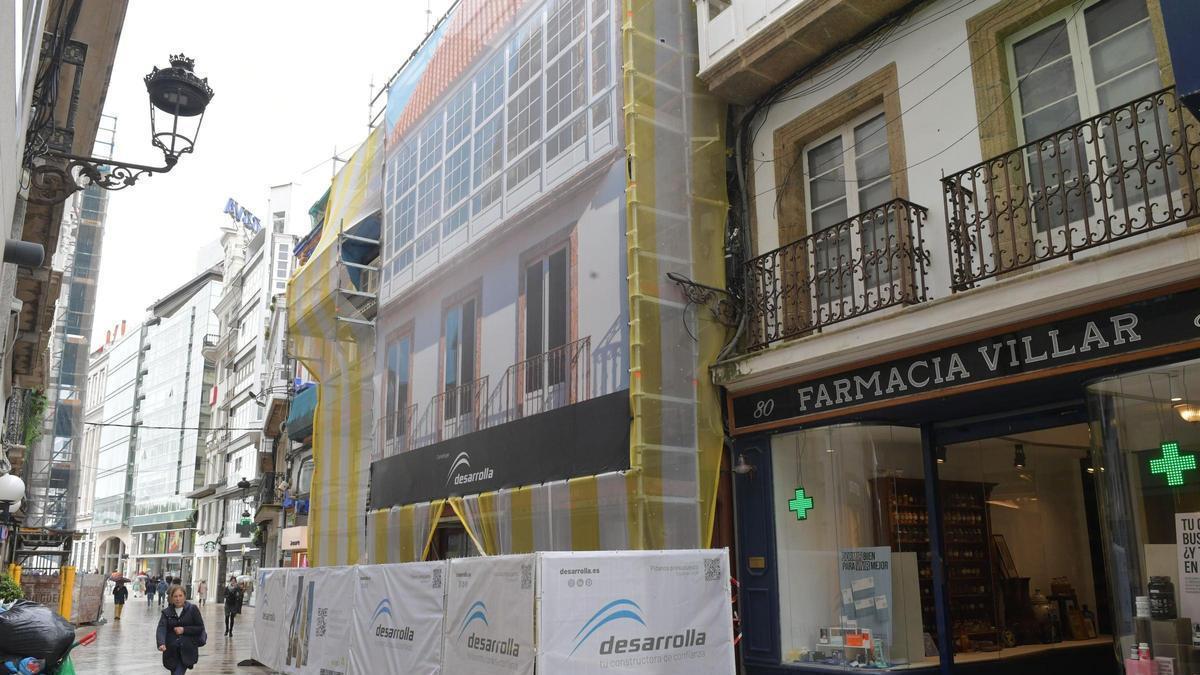 El inmueble de la antigua Farmacia Villar, en obras, con el nuevo local en el inmueble anexo.