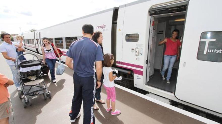 Varios pasajeros suben al tren Alvia en la estación de Zamora.