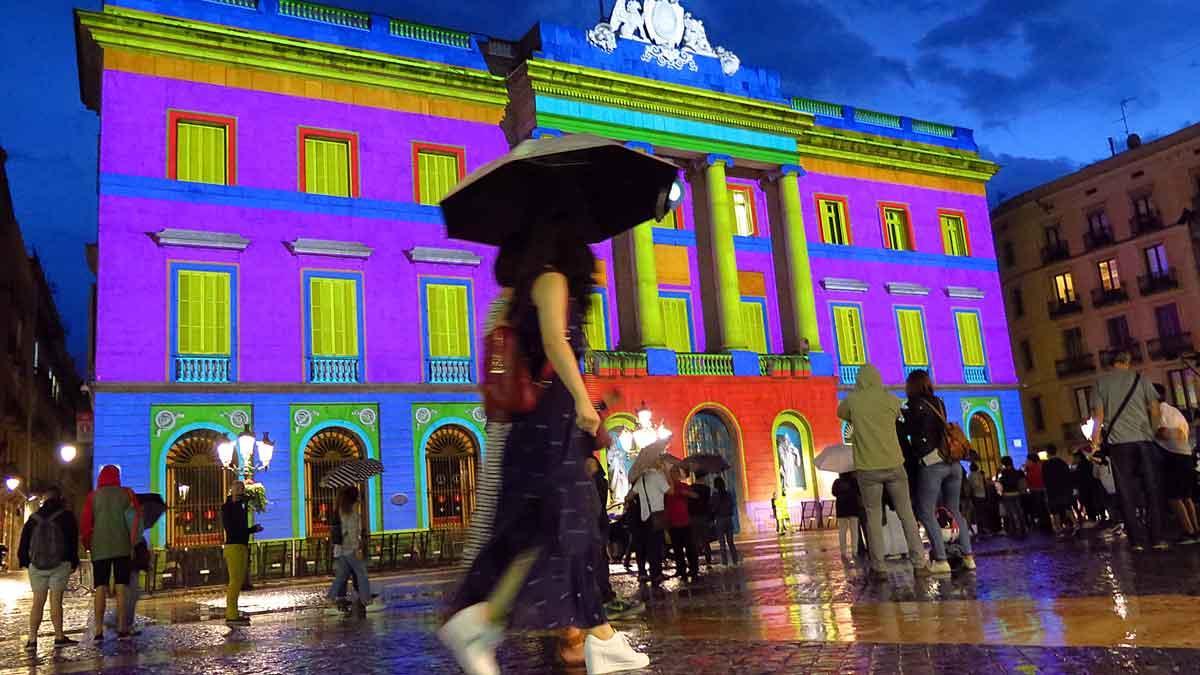 Proyecciones sobre la fachada del ayuntamiento, en la Mercè del año 2016, en una tarde de lluvia