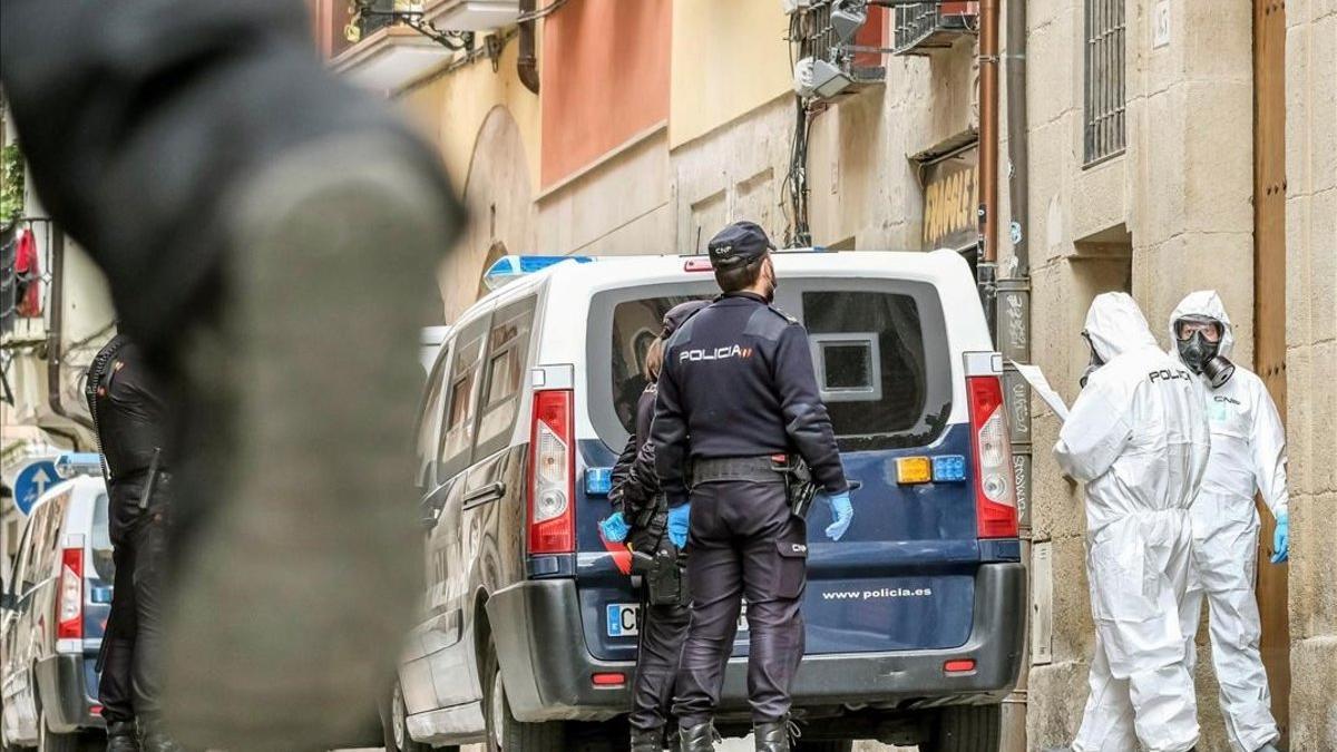 Policía Nacional y equipos médicos en la calle Marqués de San Nicolás, en Logroño