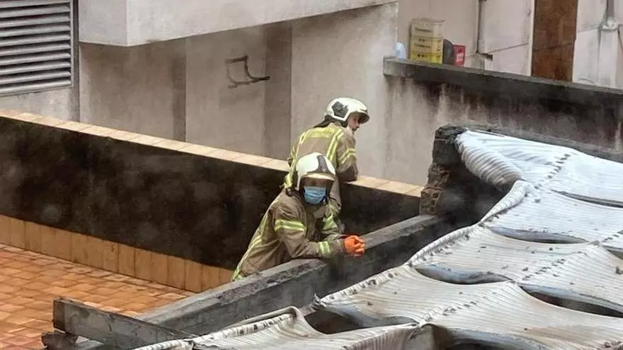 Bomberos de A Coruña analizan los daños tras el incendio registrado esta madrugada en un garaje en Visma