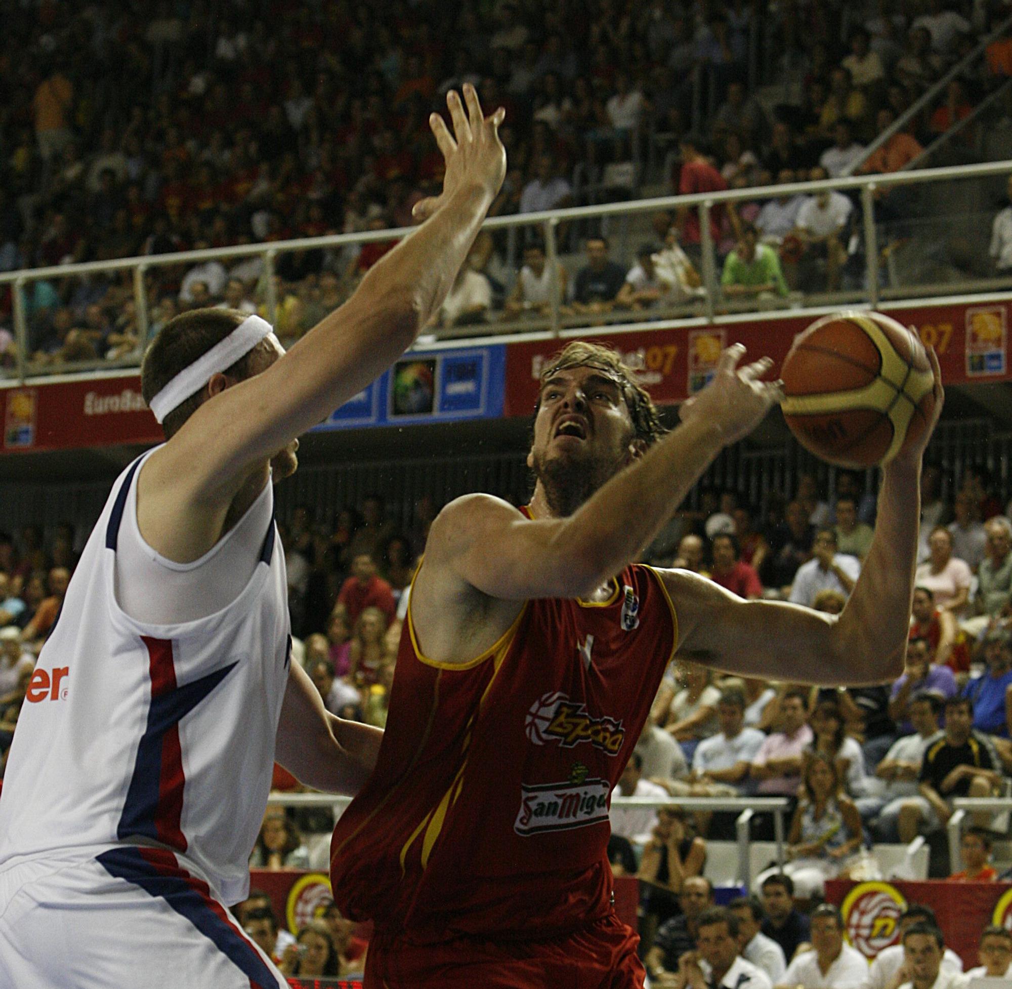 Pau Gasol intenta encestar ante Weiss (2007)