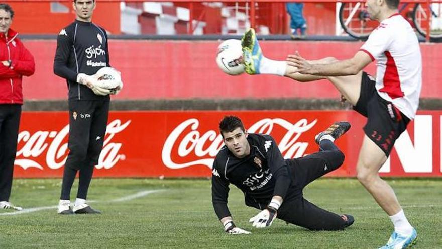 David Barral intenta controlar el balón ante la mirada de Cuéllar y Juan Pablo durante el entrenamiento de ayer.