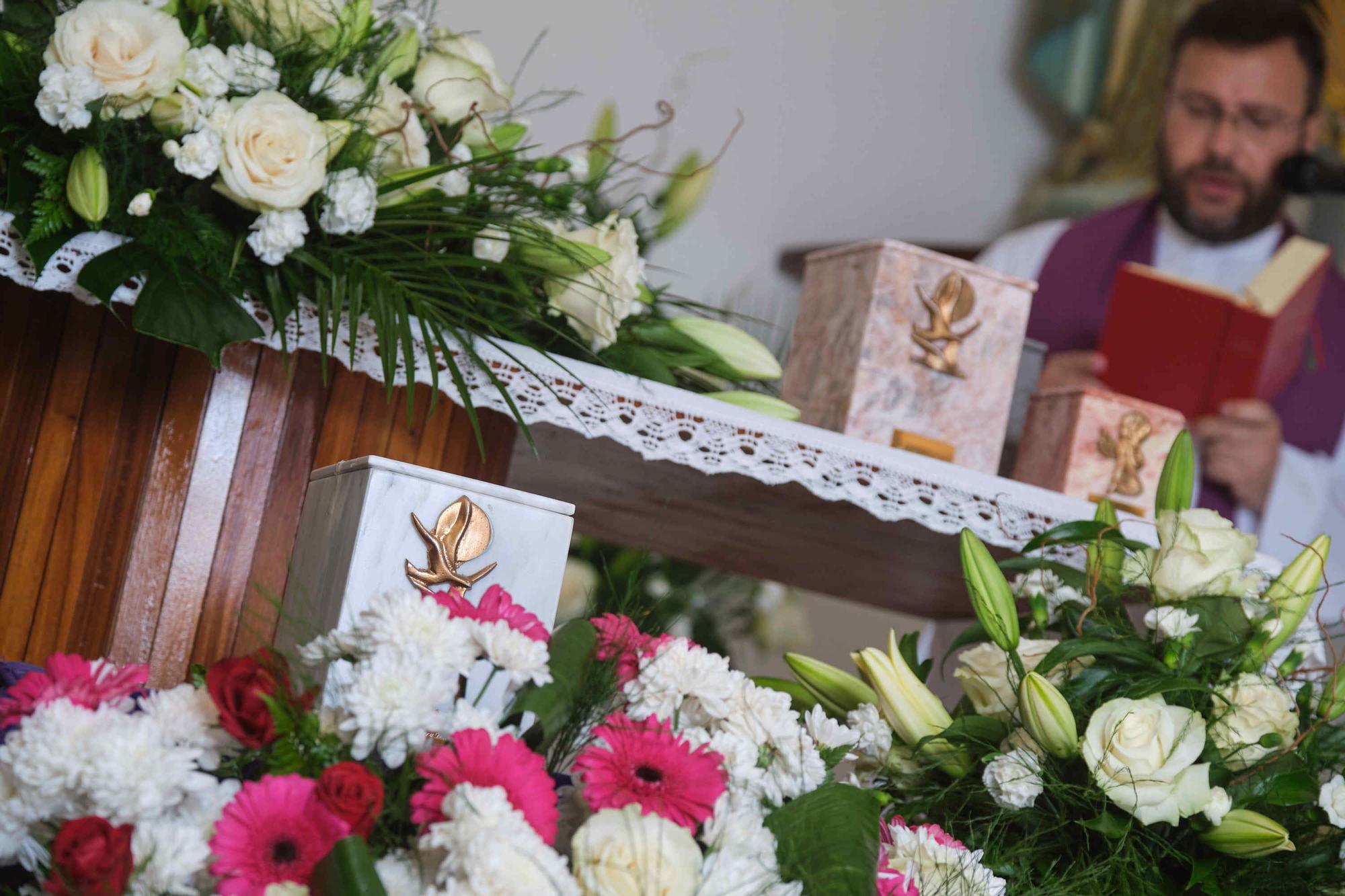 Entierro de los restos recuperados del físico Blas Cabrera Felipe en el cementerio de San Luis, La Laguna