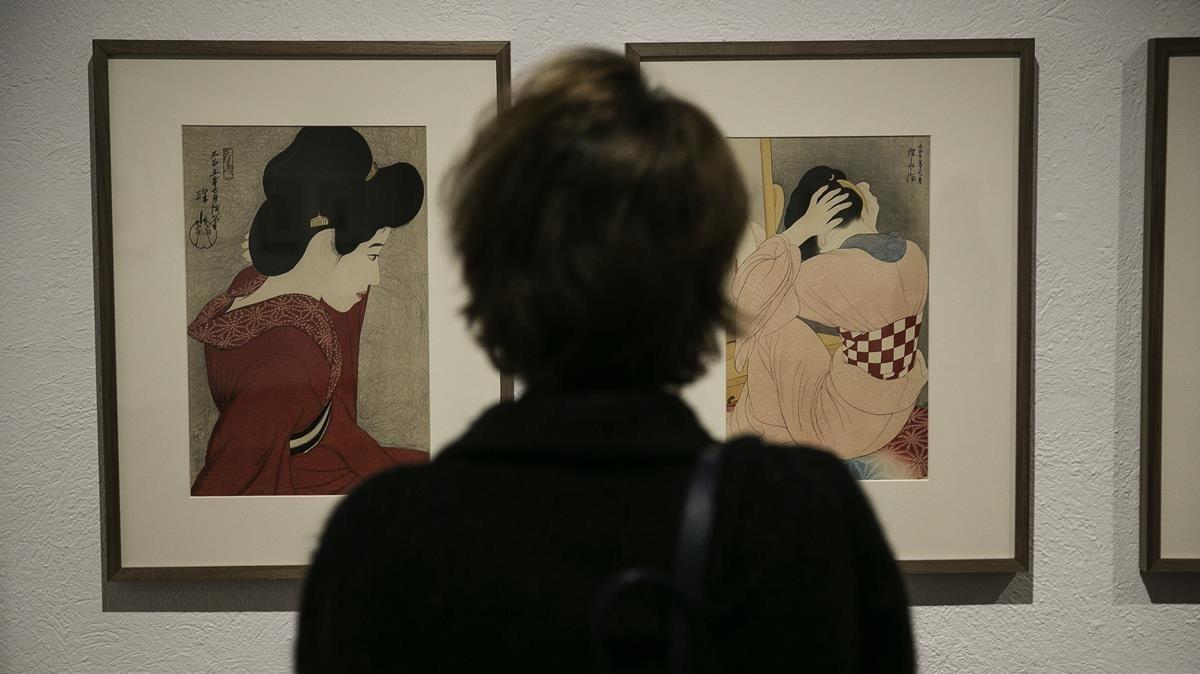 Una visitante observa los grabados ’Delante del espejo’ (izquierda) y Mujer vestida con faja obi’, en la Fundació Miró. 