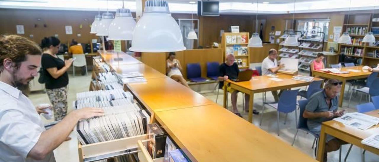 Cada vez son más los aficionados a las series que acuden a la biblioteca de Benidorm.